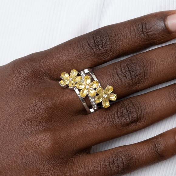 Delicate flower ring - Picture 2 of 2